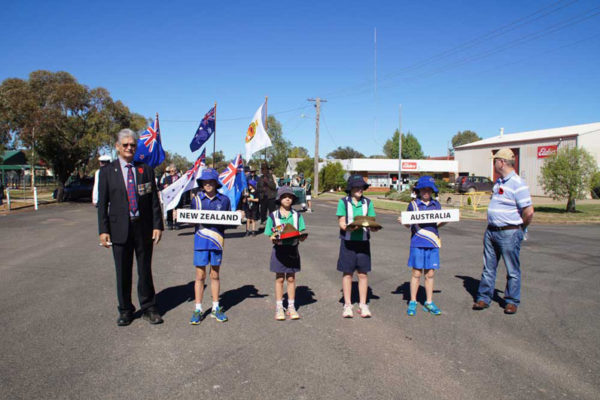 Meandarra-ANZAC-Day-Centenary-march-2015